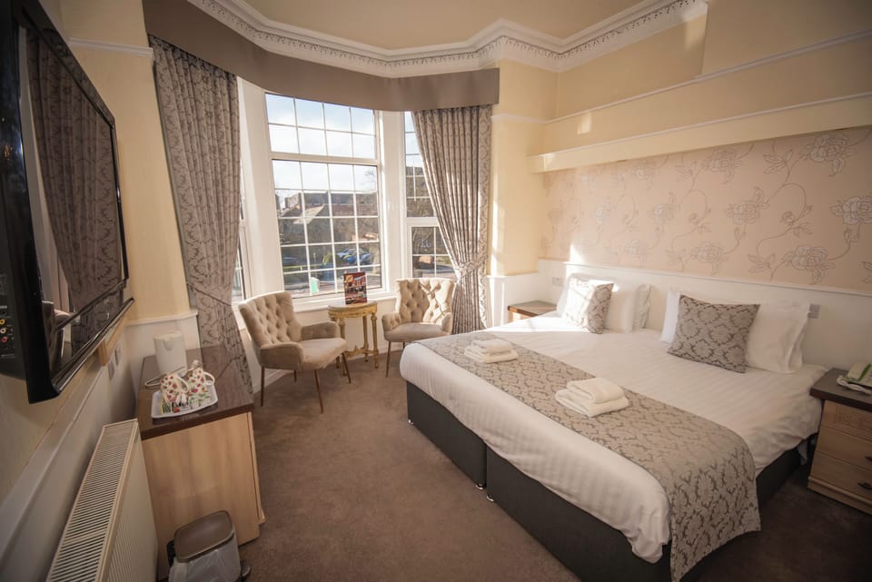 Club Double Room | Desk, free WiFi