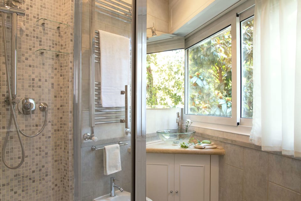 Quadruple Room | Bathroom | Shower, hair dryer, towels