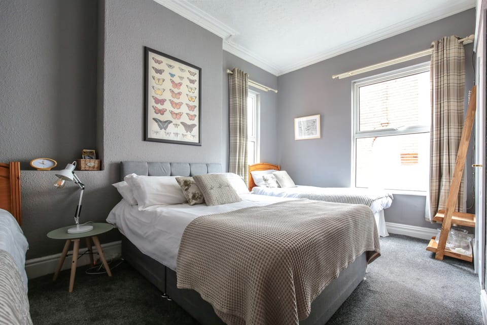 Family Room, Ensuite | Iron/ironing board, bed sheets