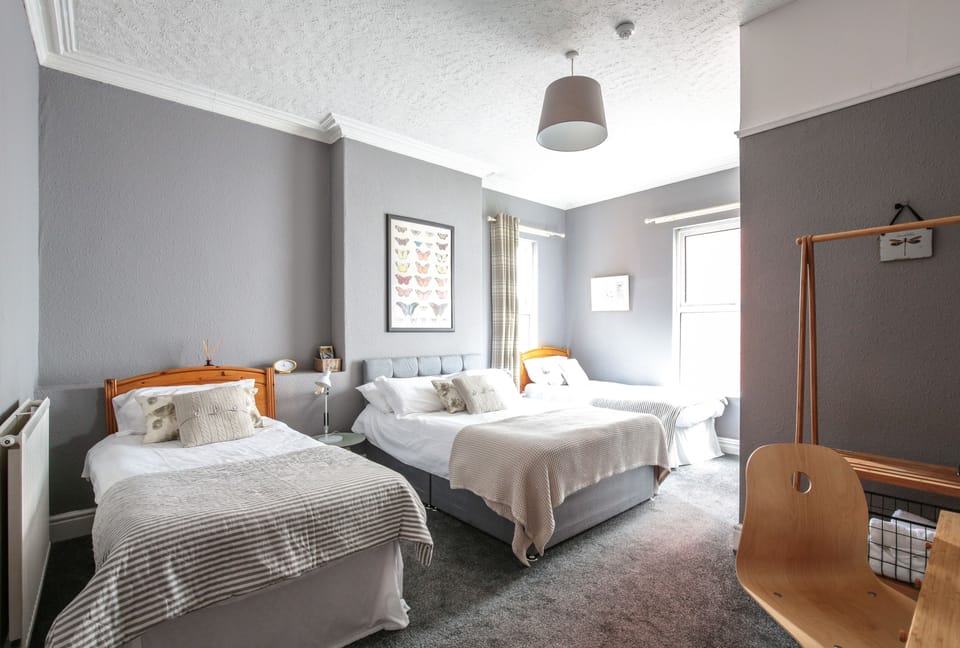 Family Room, Ensuite | Iron/ironing board, bed sheets