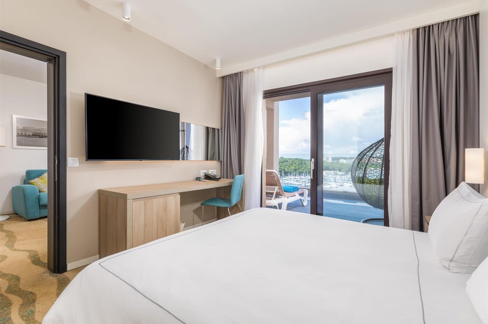 Family Suite, Marina View | Minibar, in-room safe, desk, free cribs/infant beds