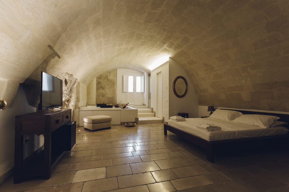 Deluxe Suite, Hot Tub | Premium bedding, minibar, in-room safe, desk