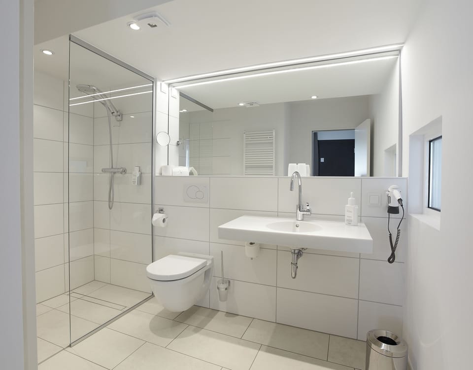 Comfort Quadruple Room (Pavillon) | Hypo-allergenic bedding, laptop workspace, cribs/infant beds, free WiFi