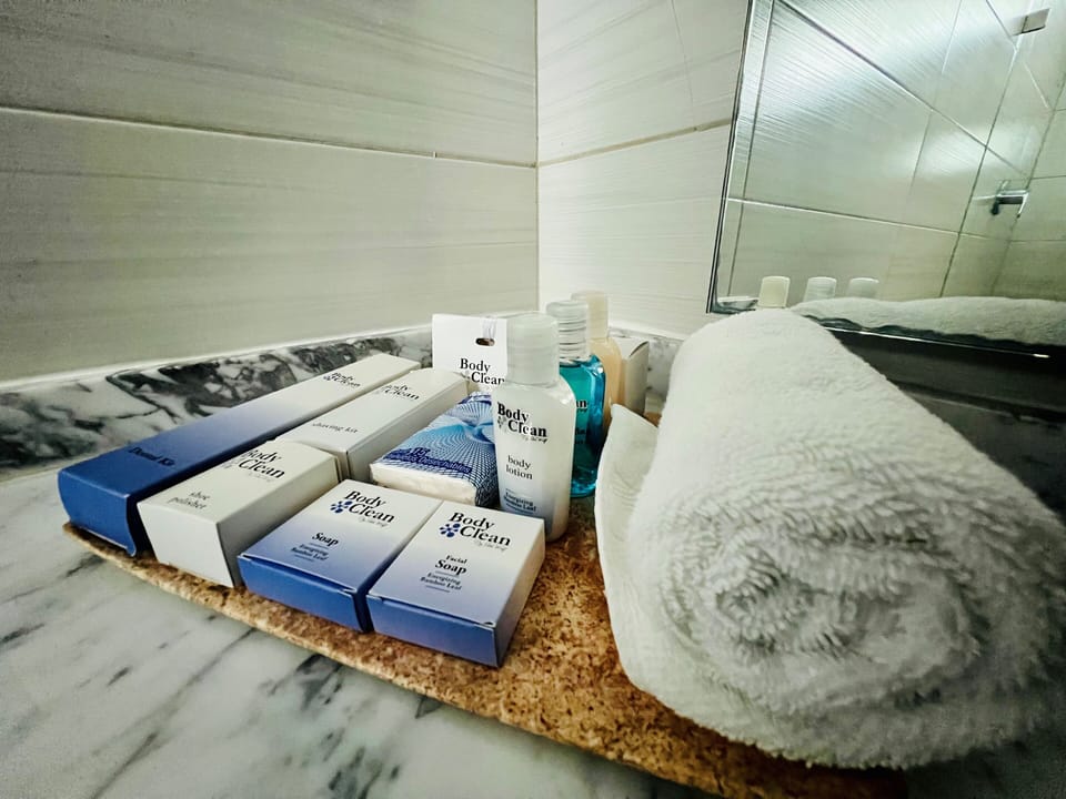 Standard Room, 1 King Bed | Bathroom | Free toiletries, towels