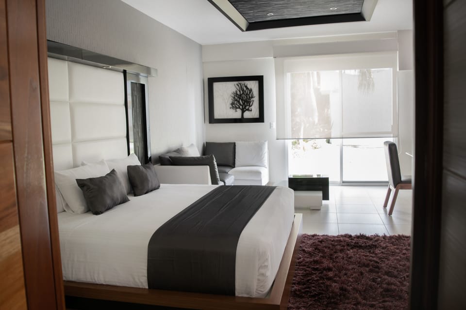 Luxury Suite | Premium bedding, minibar, in-room safe, iron/ironing board