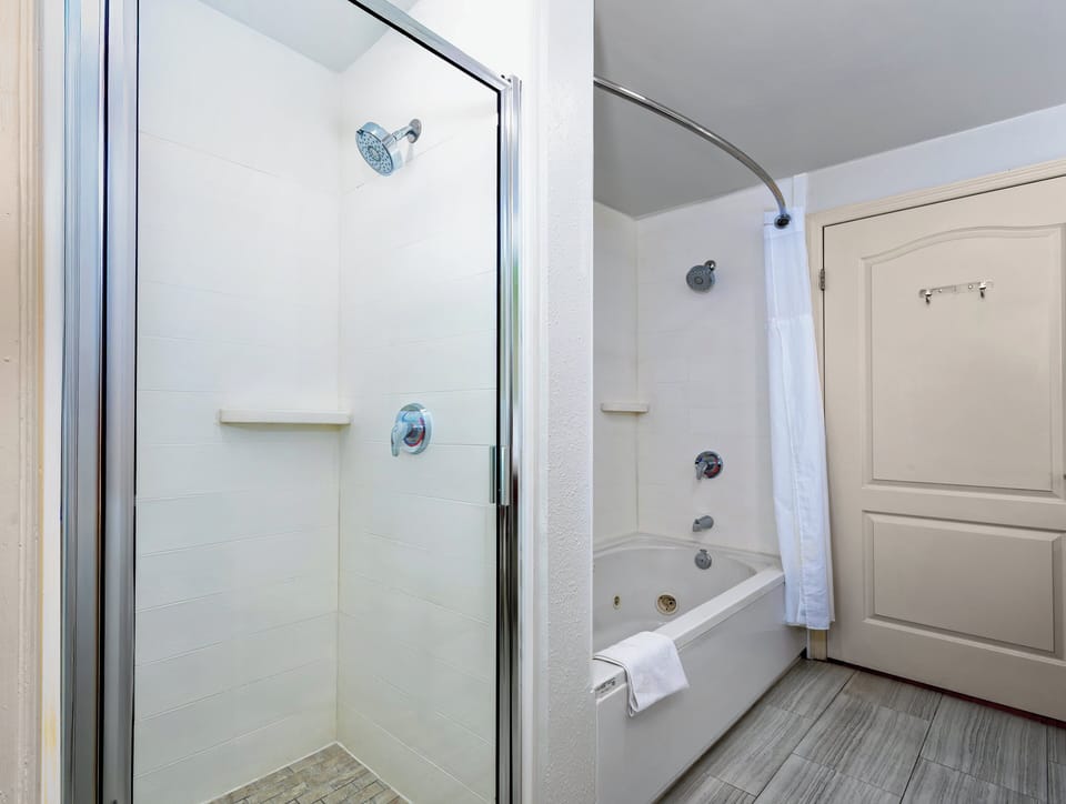 Suite, 2 Bedrooms | Bathroom | Combined shower/tub, free toiletries, hair dryer, towels