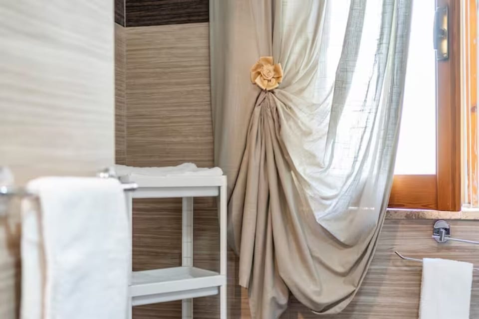 Standard Triple Room, 1 Bedroom, Bathtub | Bathroom | Shower, free toiletries, hair dryer, bidet