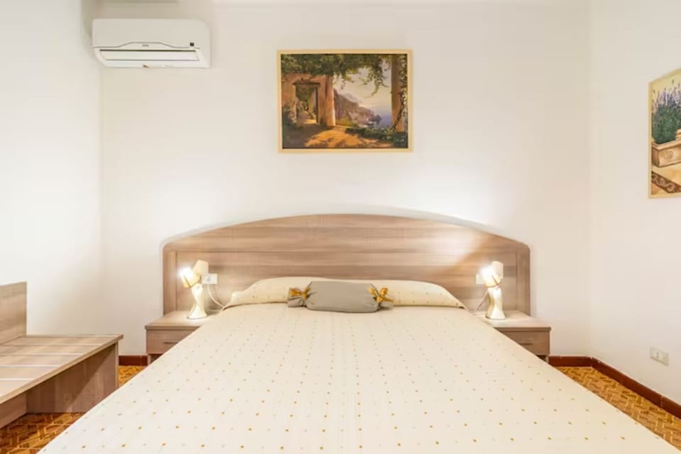 Standard Triple Room, 1 Bedroom, Bathtub | Minibar, in-room safe, desk, laptop workspace