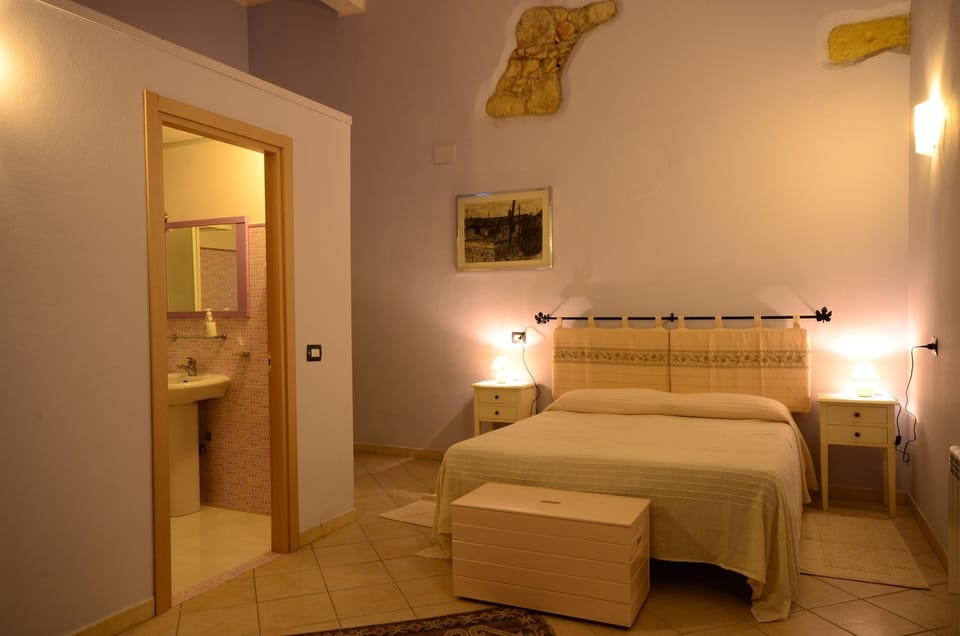 Double Room | Bathroom | Shower, hair dryer, bidet, towels