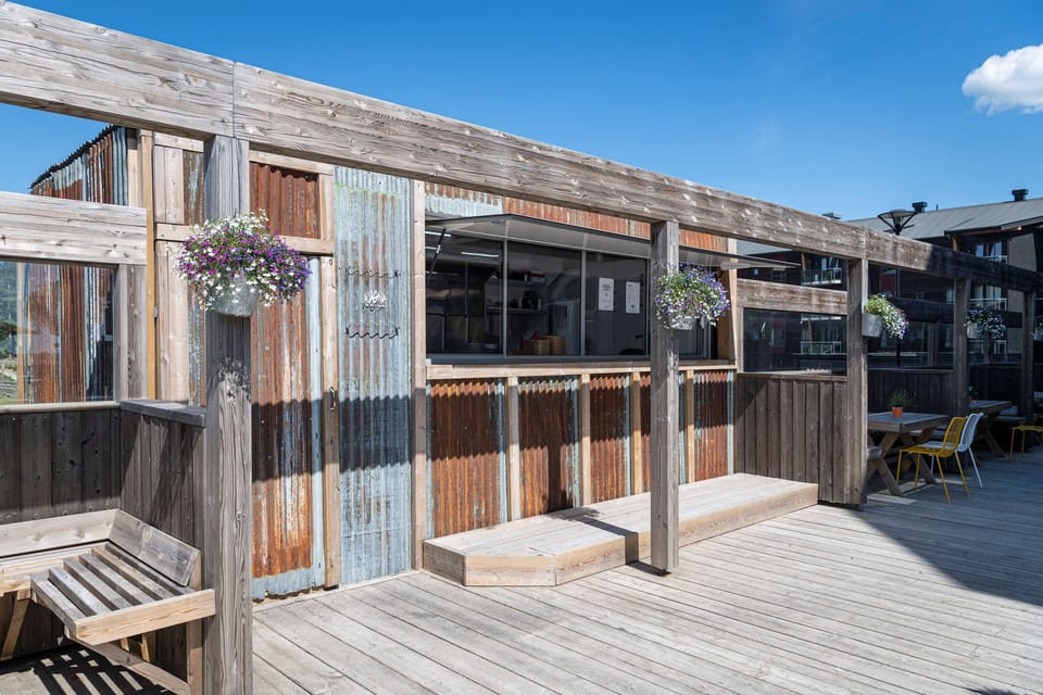 4 restaurants; breakfast, lunch, and dinner served