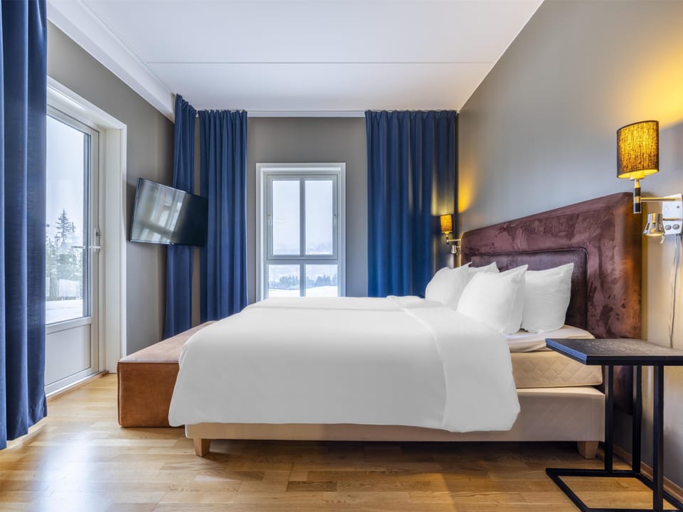 Hypo-allergenic bedding available, in-room safe, desk, blackout drapes