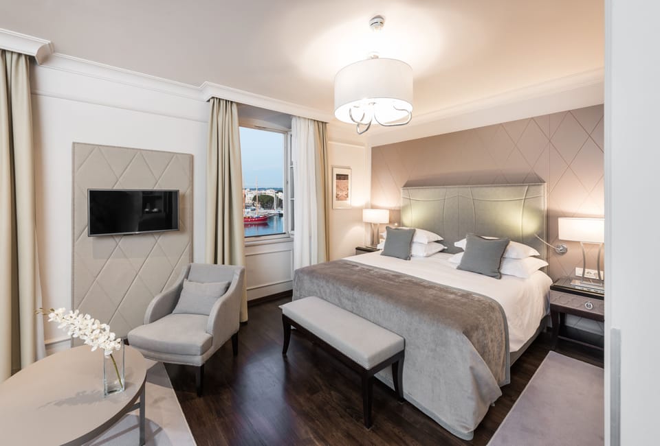 Deluxe Room | Down comforters, minibar, in-room safe, desk