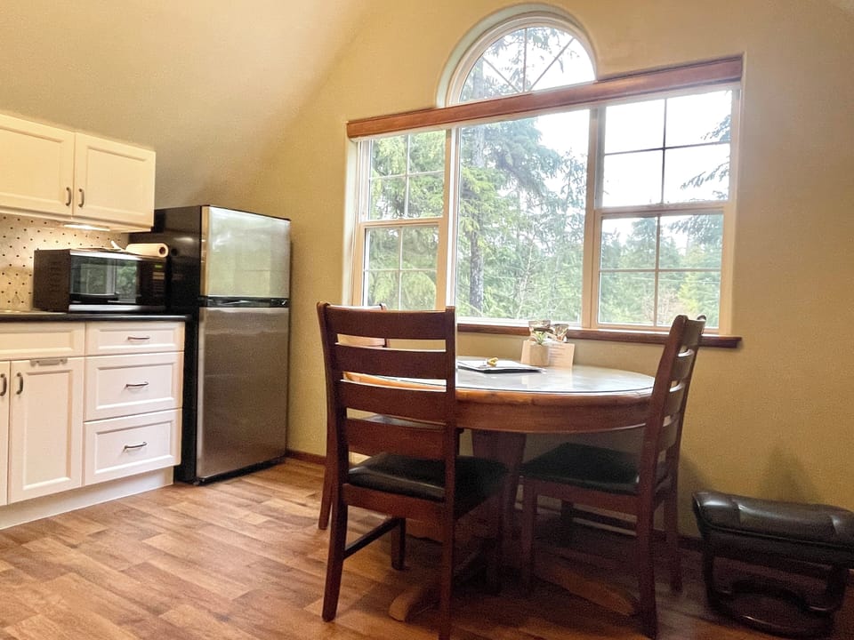 1 Bedroom Golden Dawn | Private kitchenette | Coffee/tea maker, electric kettle, toaster, paper towels