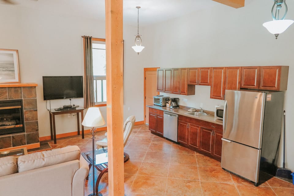 Comfort Studio Suite, 1 King Bed (Heron) | Private kitchenette | Coffee/tea maker, electric kettle, paper towels