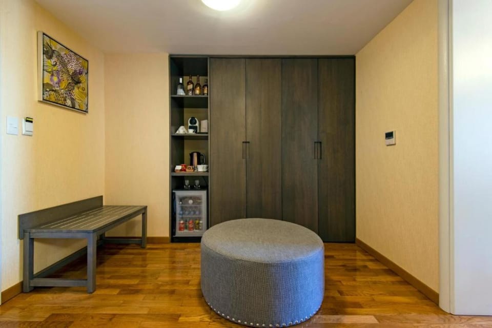 Suite, Balcony | Premium bedding, down comforters, pillowtop beds, minibar