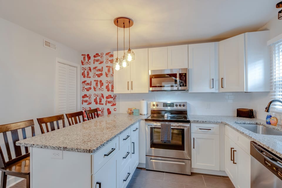 Modern kitchen with granite counters & stainless appliances