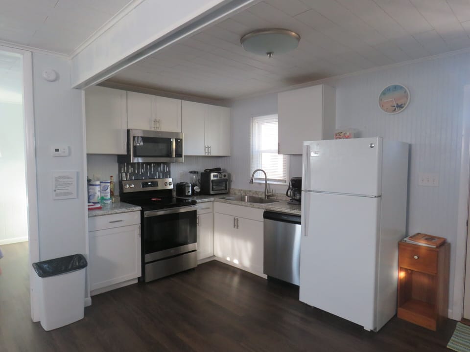 Fully stocked kitchen w/ an air fryer and a crock pot
