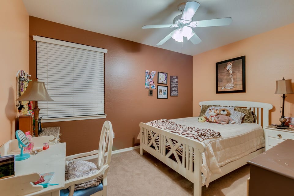 Downstairs bedroom with queen size bed