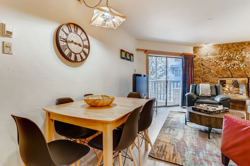 Open living area - Open dining and living area