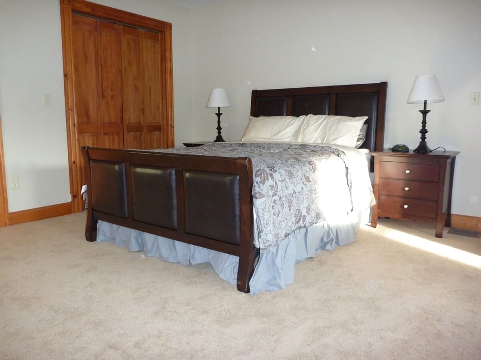 Large Master bedroom with Queen bed, Toddler bed and private oversized bath.