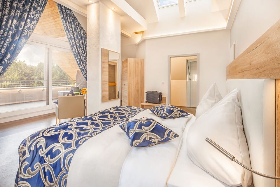 Suite | Desk, soundproofing, cribs/infant beds, WiFi
