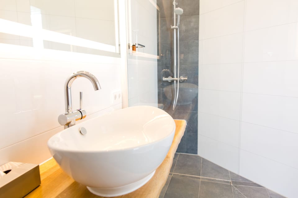Standard Double Room | Bathroom | Shower, free toiletries, hair dryer, towels