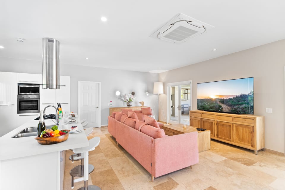 Spacious Living Area of the Villa in Aruba - Smart TV and Netflix - Plush and comfortable seating arrangements - Flexible seating options for comfort and adaptability - Luxurious decor for a lavish ambiance