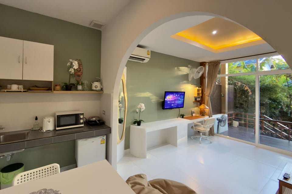 Superior Bungalow - Large Garden View (Ensuite) | Private kitchen | Microwave, electric kettle