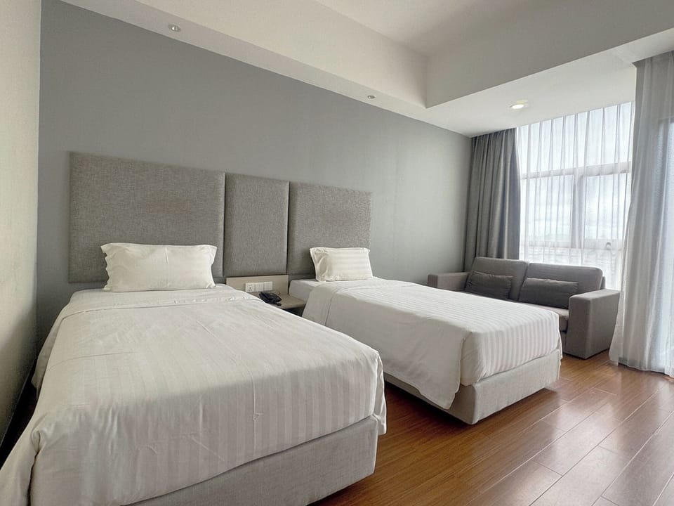 Deluxe Twin Room | In-room safe, desk, iron/ironing board, free WiFi