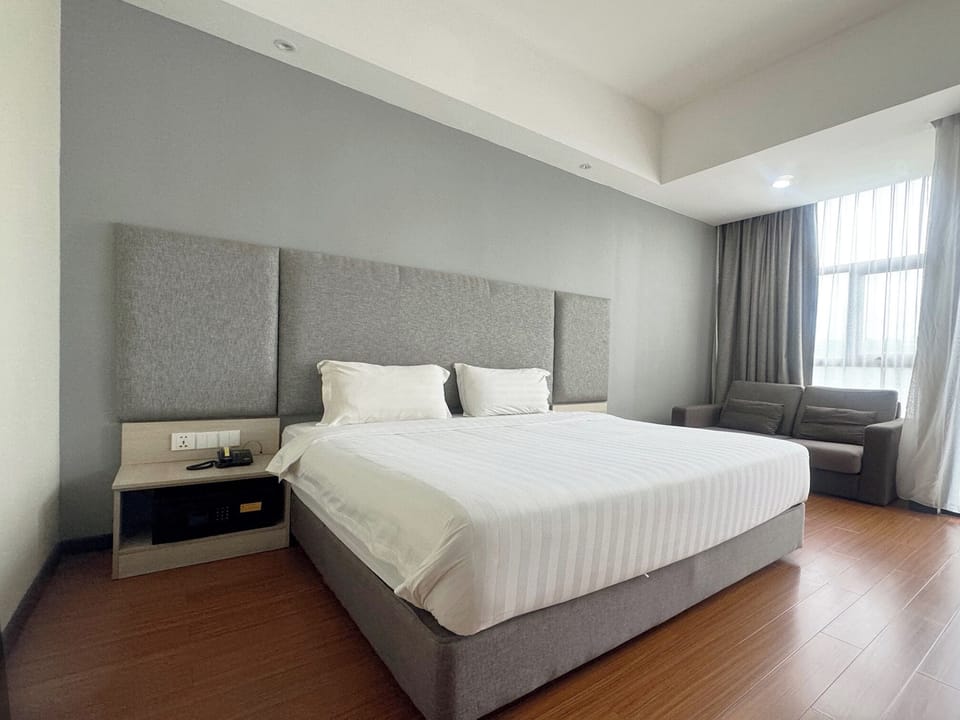 Deluxe Room, 1 King Bed | In-room safe, desk, iron/ironing board, free WiFi