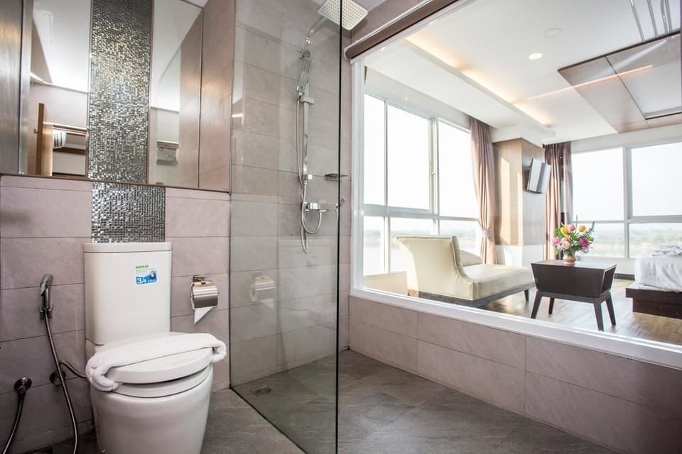 Shower, rainfall showerhead, free toiletries, hair dryer
