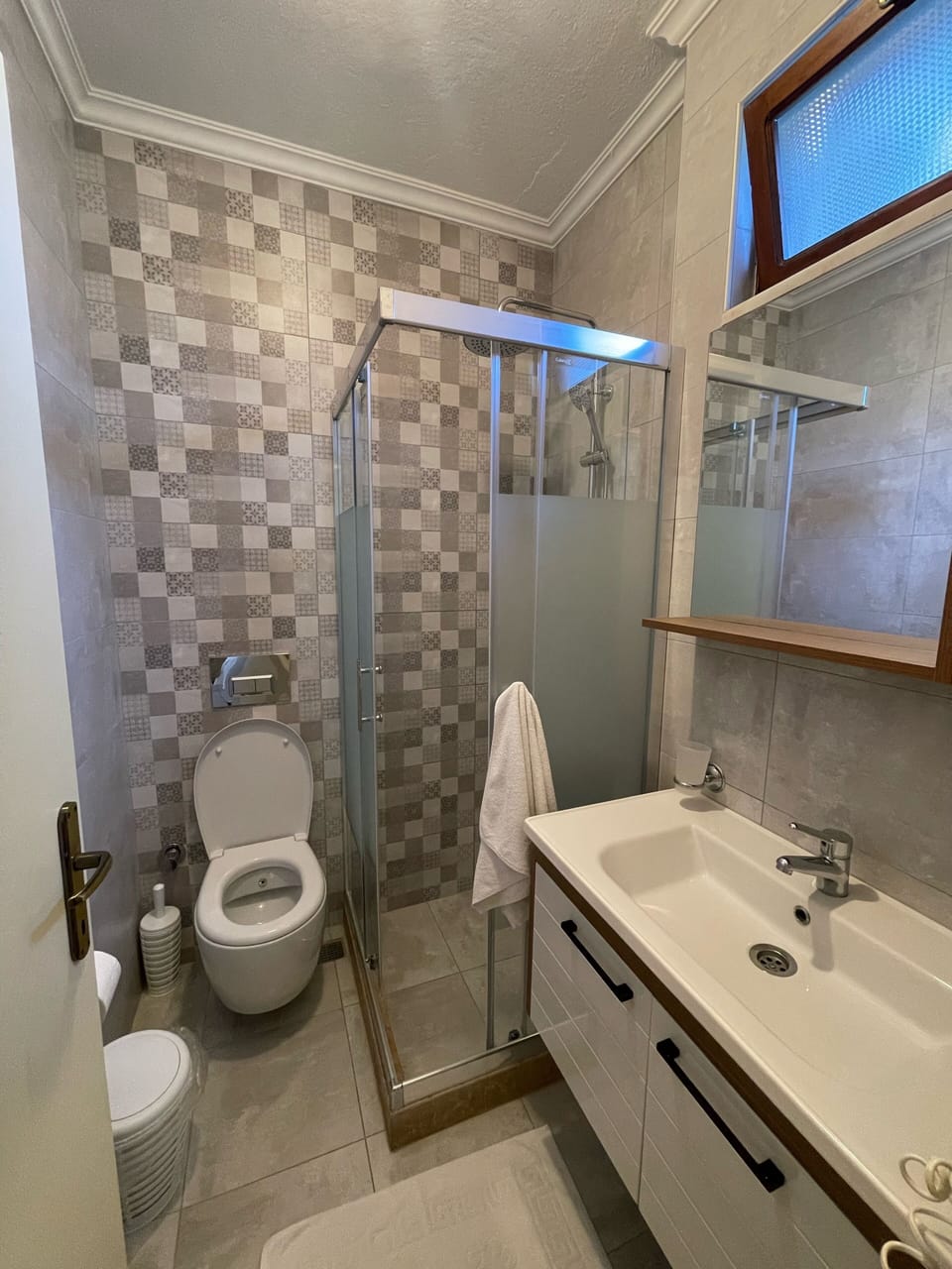 Apartment | Bathroom | Shower, hair dryer, towels