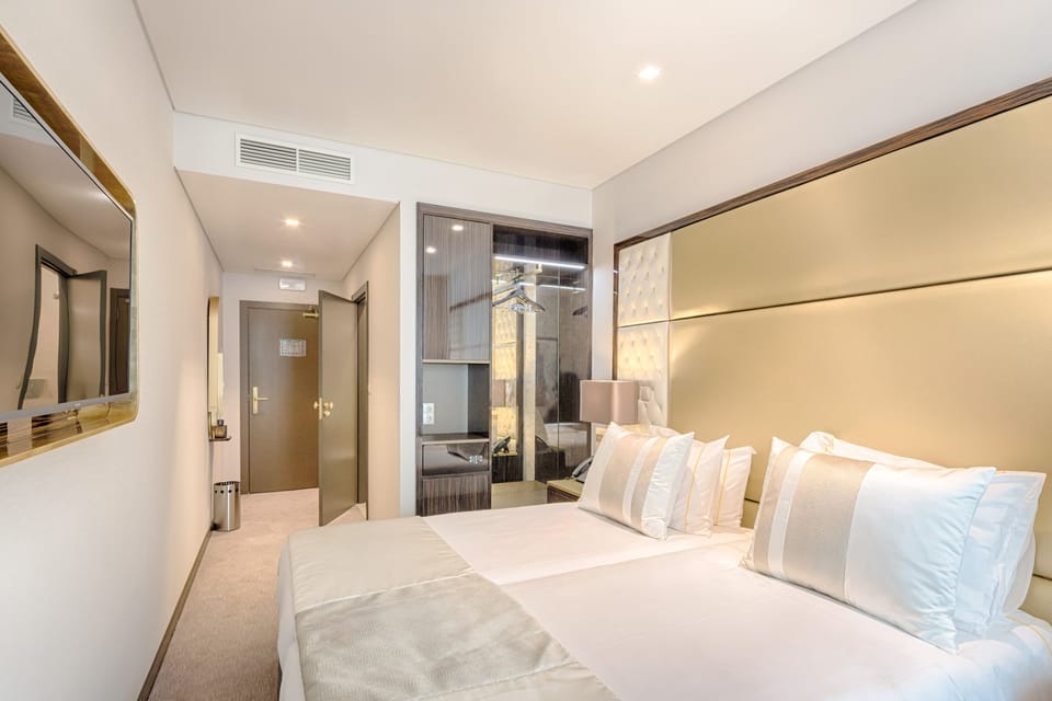Standard Twin Room | Minibar, in-room safe, blackout drapes, soundproofing