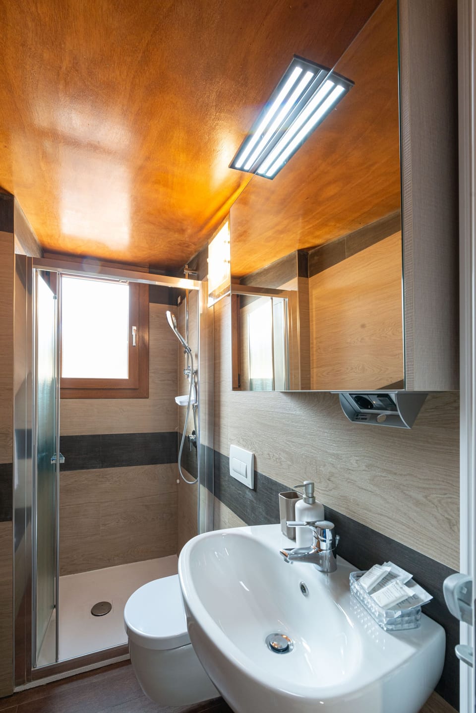 Standard Double Room | Bathroom | Hair dryer, bidet
