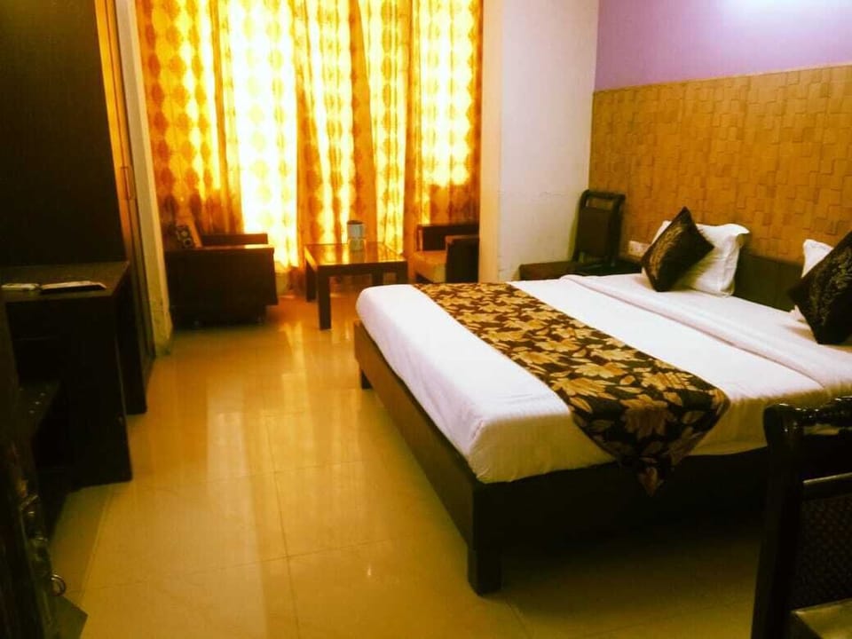 Executive Room | Desk, rollaway beds, free WiFi