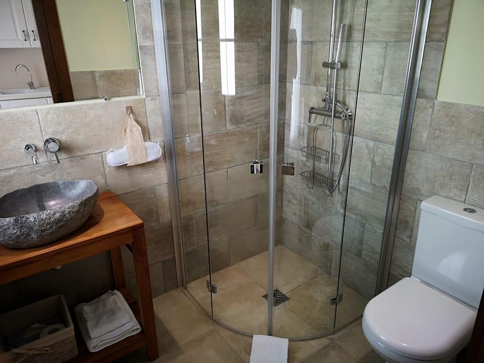 Suite, Garden View, Annex Building | Bathroom | Shower, free toiletries, hair dryer, towels