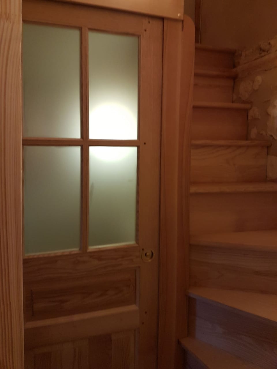 Shower, rainfall showerhead, free toiletries, hair dryer