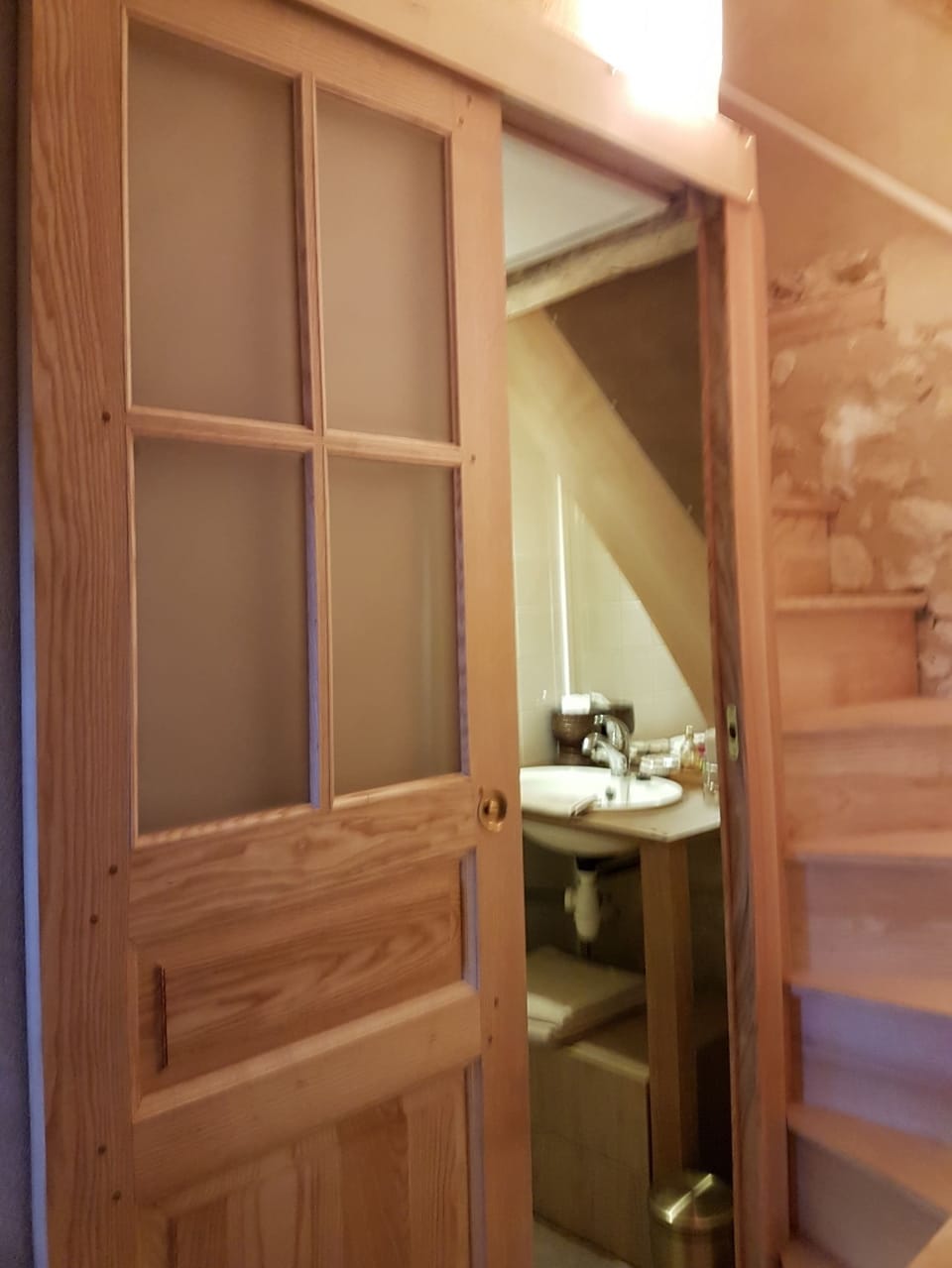 Shower, rainfall showerhead, free toiletries, hair dryer