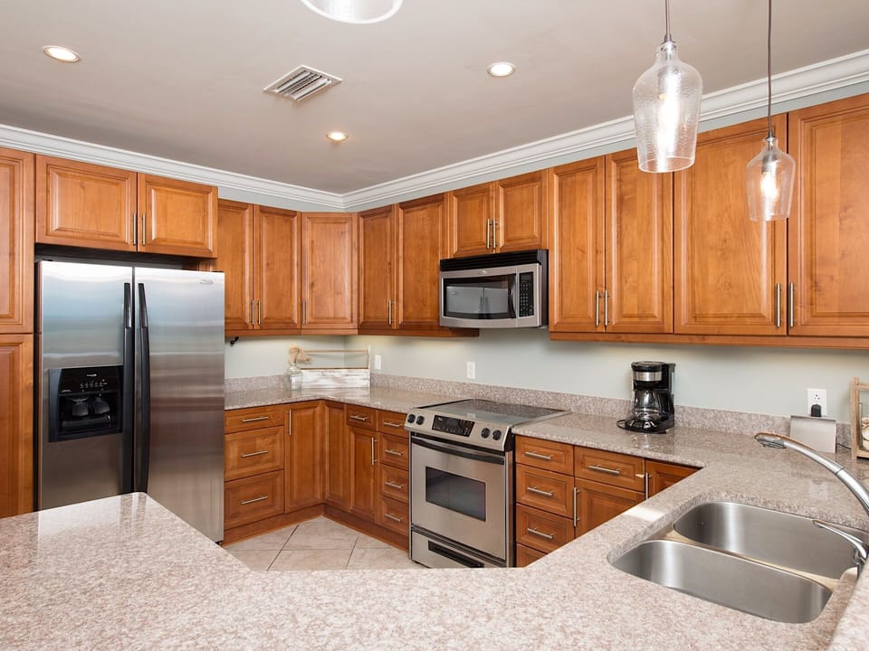 Kitchen is equipped with all you need to prepare a gourmet meal.