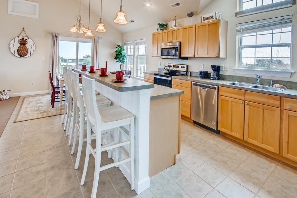 surf-or-sound-realty-sounds-good-2-me-823-kitchen-2
