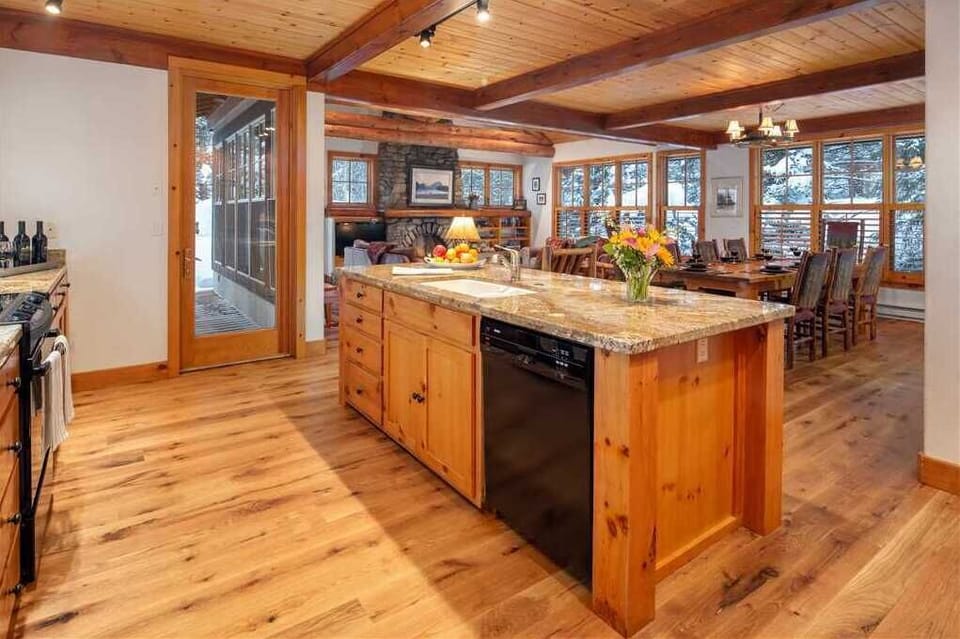 Kitchen with Breakfast Bar