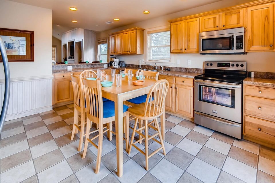 surf-or-sound-realty-carolina-daydream-512-kitchen