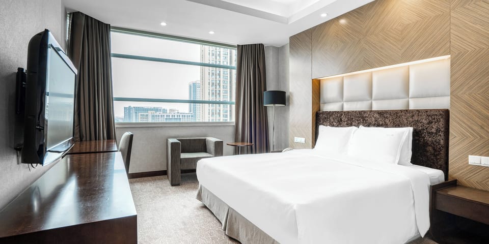 Suite, 1 King Bed | Minibar, in-room safe, soundproofing, iron/ironing board