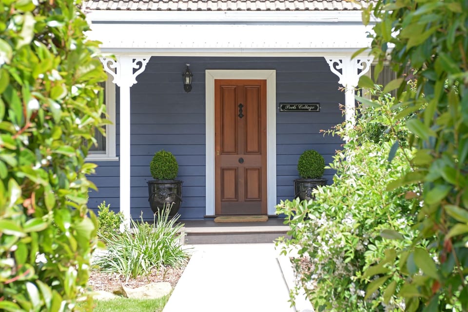 Poet's Cottage captures the best of the Blue Mountains – spectacular wilderness by day and cosy nights by the fire.