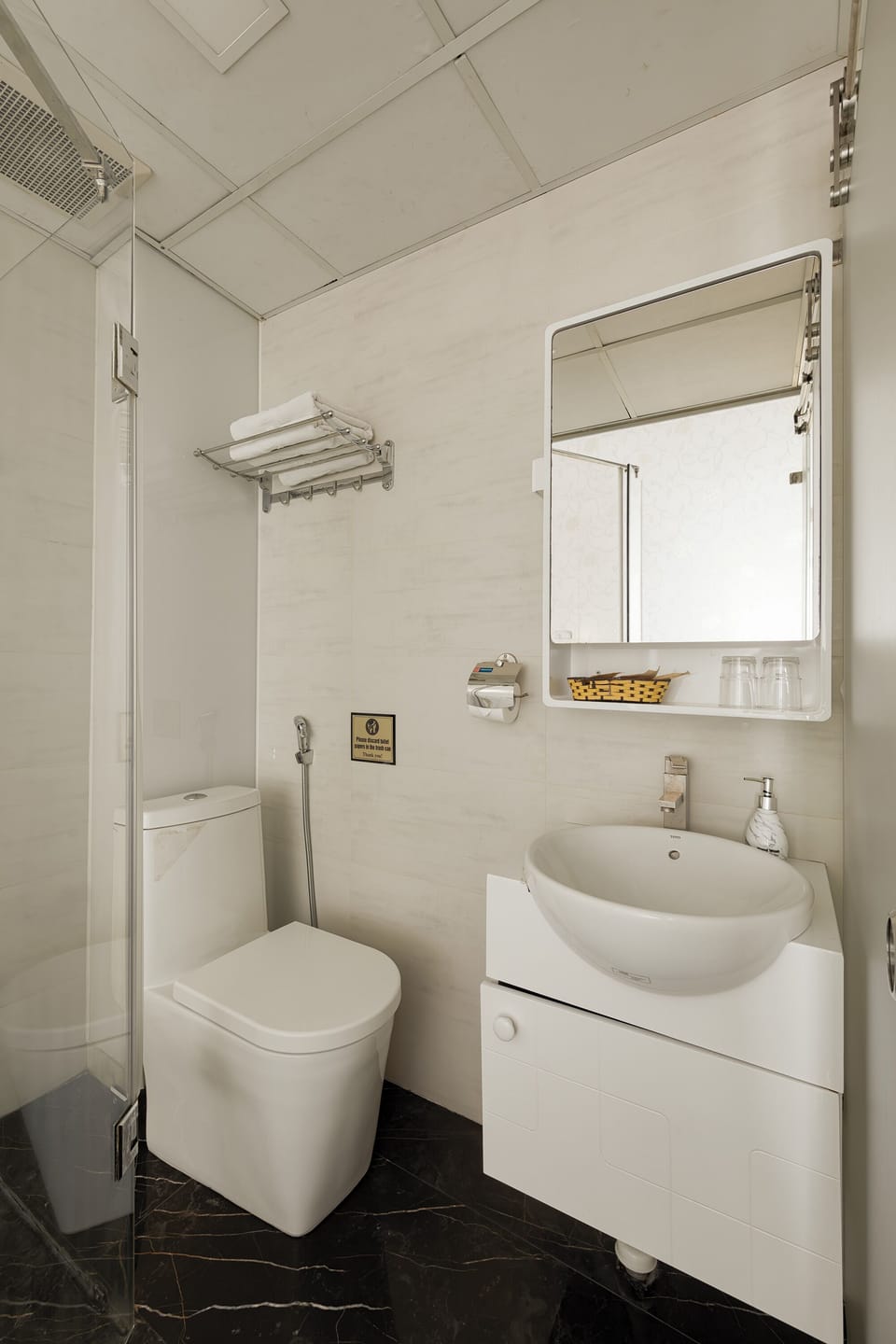Deluxe Double Room | Bathroom | Free toiletries, hair dryer, slippers, bidet