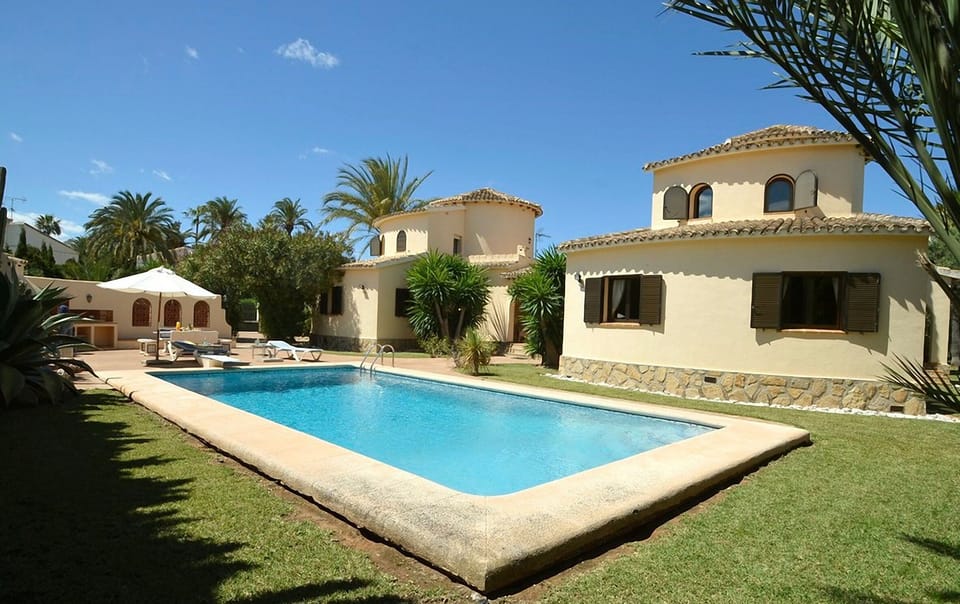 Fresh water pool with a size of 10x5 meters