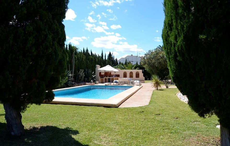 Large garden on the backside of the pool, property 4400 m2