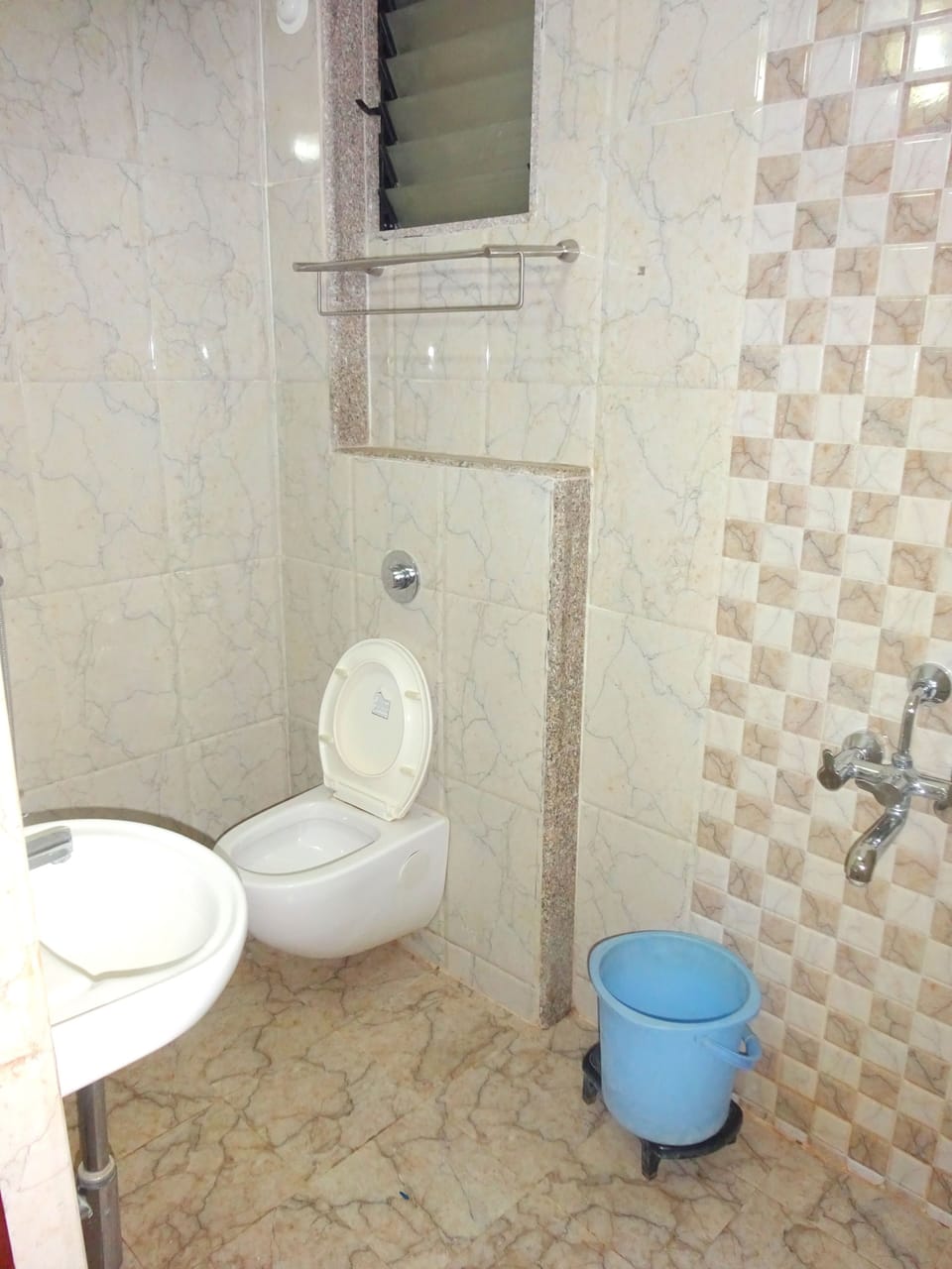 Combined shower/tub, free toiletries, towels