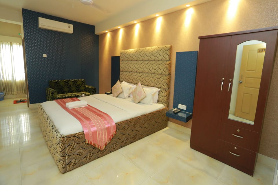 Executive Suite | Minibar, in-room safe, desk, rollaway beds