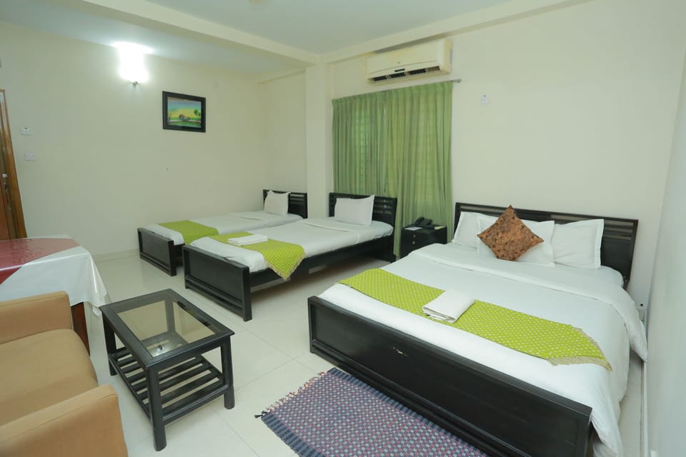 Family Deluxe Room | Minibar, in-room safe, desk, rollaway beds